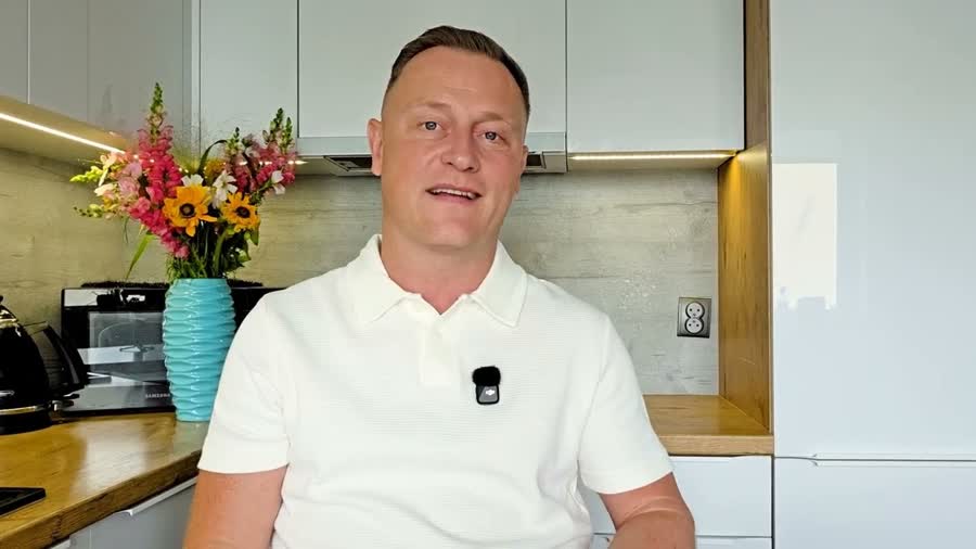Kadr z wideo: Michał Fabich omawia strategię pozyskiwania klientów dla firm meblarskich